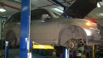 Ustanın başına avtomobil düşdü - BAKIDA